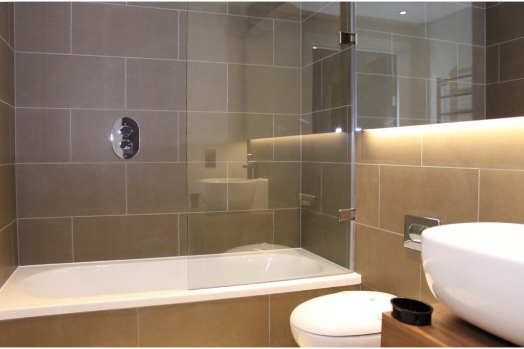 Modern One Bedroom Apartment – £2,548 pcm – Whitechapel High Street, Aldgate, London, E1