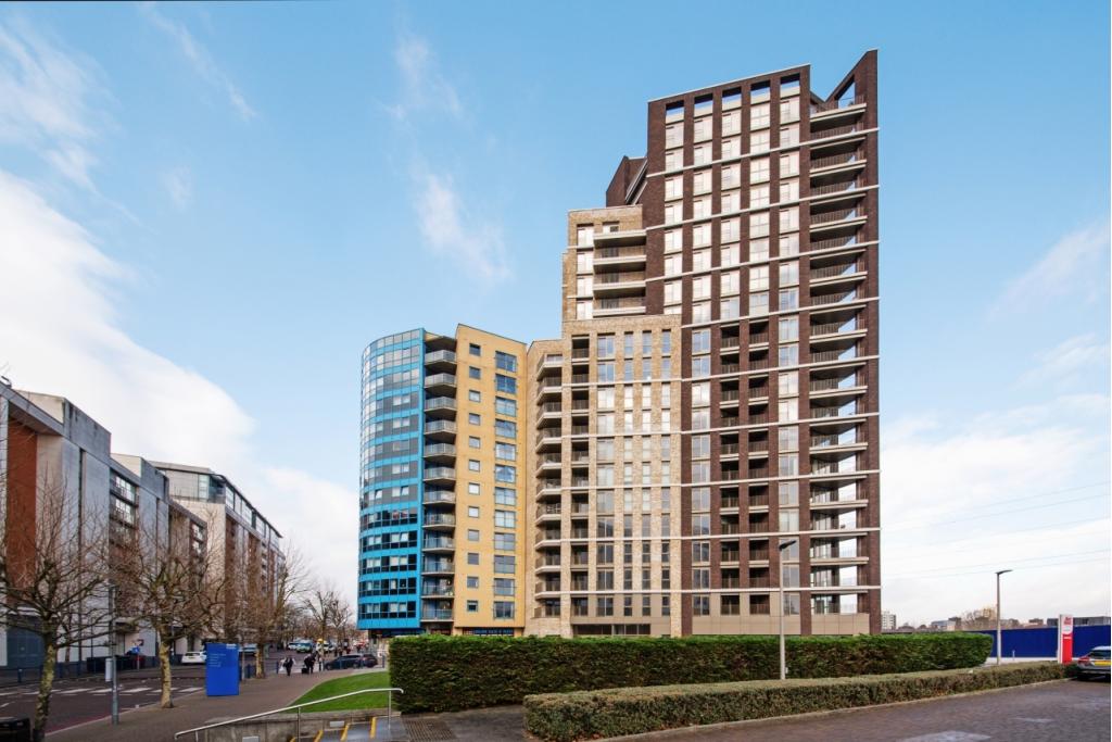 One Bedroom Apartment – 580 sq ft – £2,015 pcm – Western Gateway, Royal Docks, London, E16