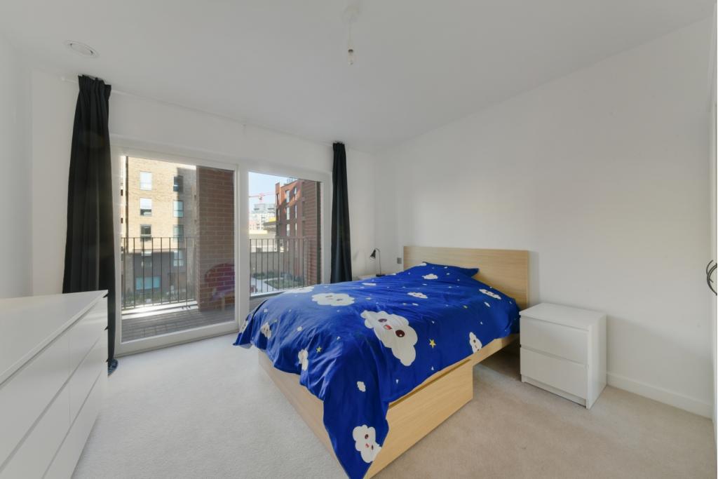 Two Bedroom Apartment – 877 sq ft – £2,400 pcm – Thonrey Close, Colindale Gardens, London, NW9