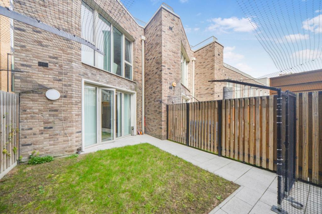 Royal Wharf – 3 Bedroom Terraced House To Rent – 1,339 sq ft – £3,466 pcm