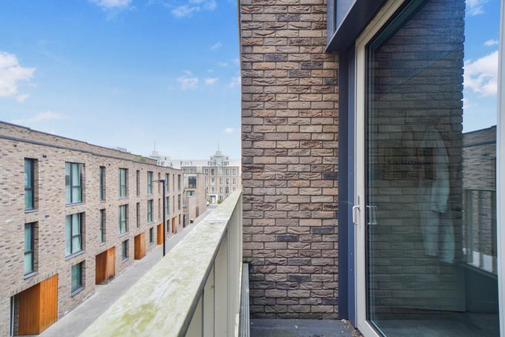 Royal Wharf – 3 Bedroom Terraced House To Rent – 1,339 sq ft – £3,466 pcm