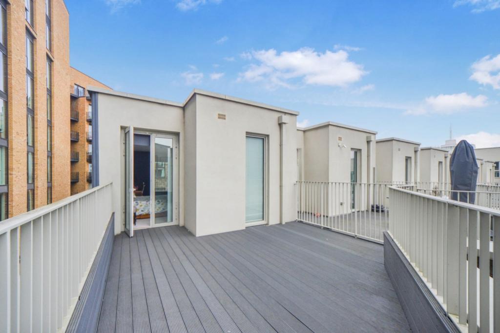 Royal Wharf – 3 Bedroom Terraced House To Rent – 1,339 sq ft – £3,466 pcm
