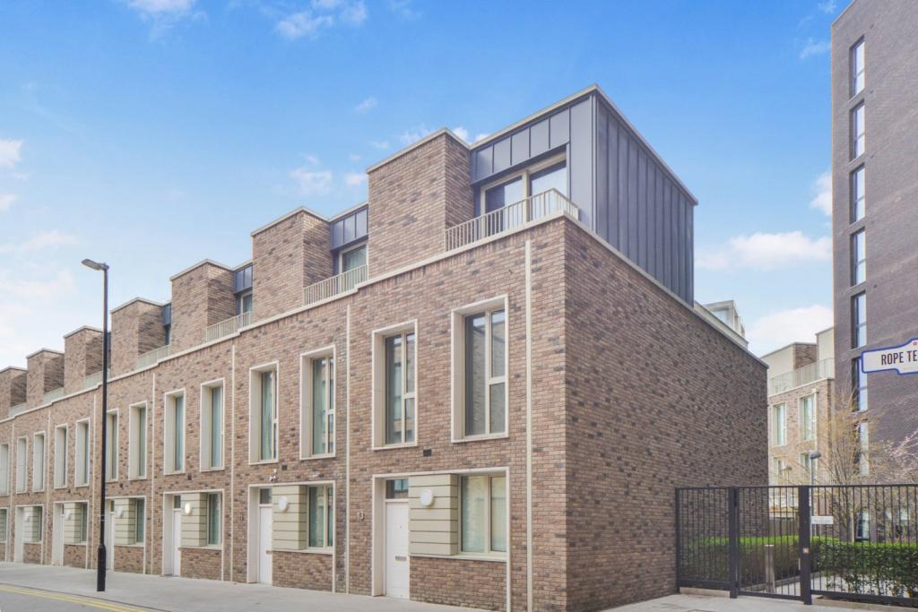 Royal Wharf – 3 Bedroom Terraced House To Rent – 1,339 sq ft – £3,466 pcm