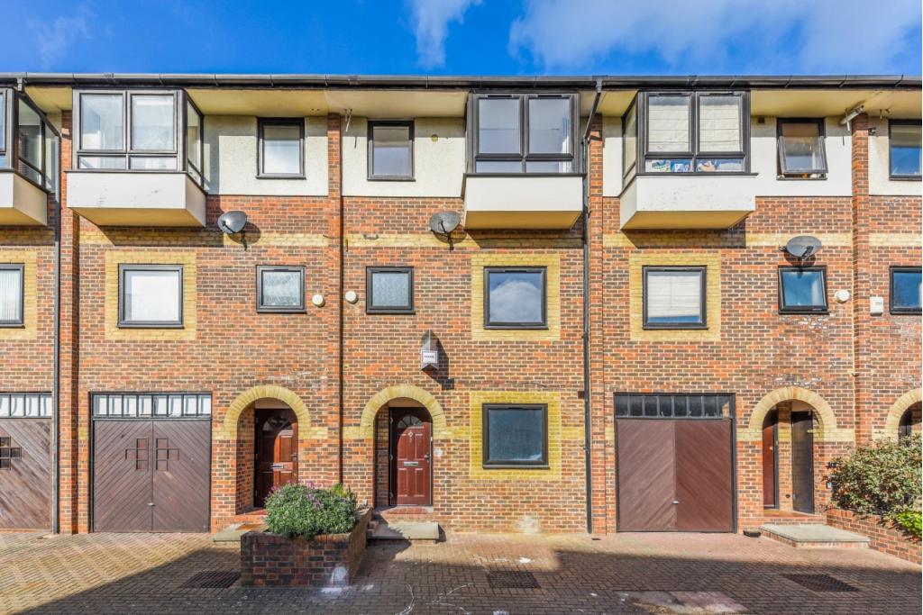 Barnfield Place, Isle of Dogs, London,4 Bedroom Terraced House to Rent – £3,850pcm