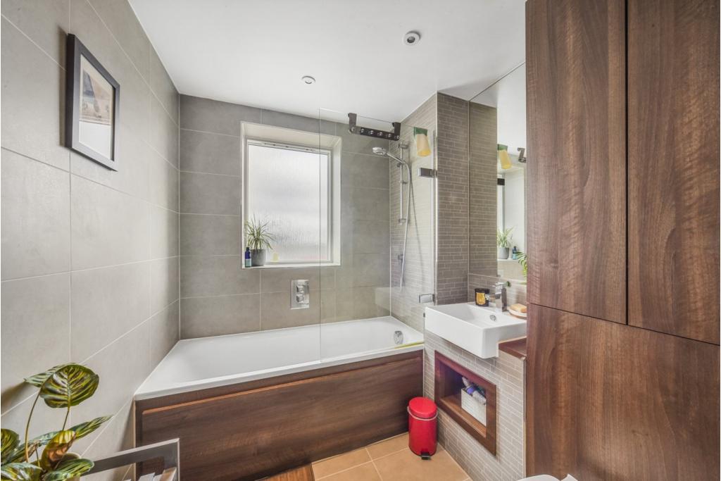 Kara Court, Caspian Wharf, Bow, London, E3 – 1 Bedroom Apartment for Sale – £374,950