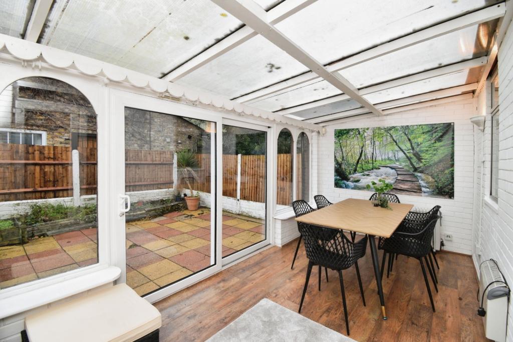 4 Bedroom Maisonette for Sale – Isle of Dogs, London E14