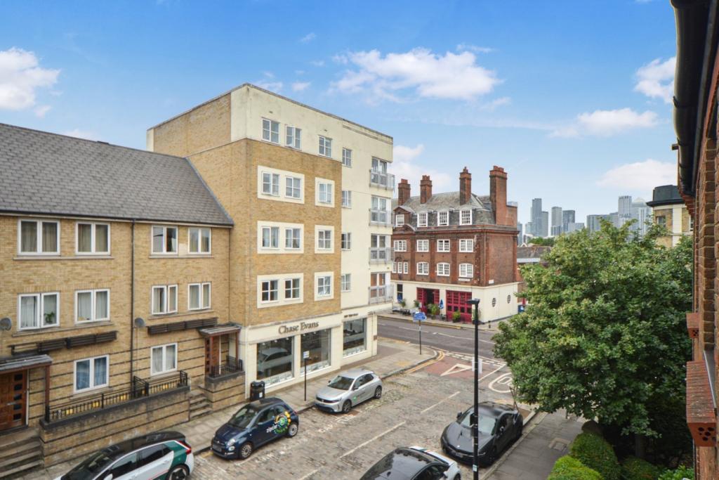 Manchester Road, Isle of Dogs, London, E14 – 1 Bedroom Apartment for Sale – £350,000