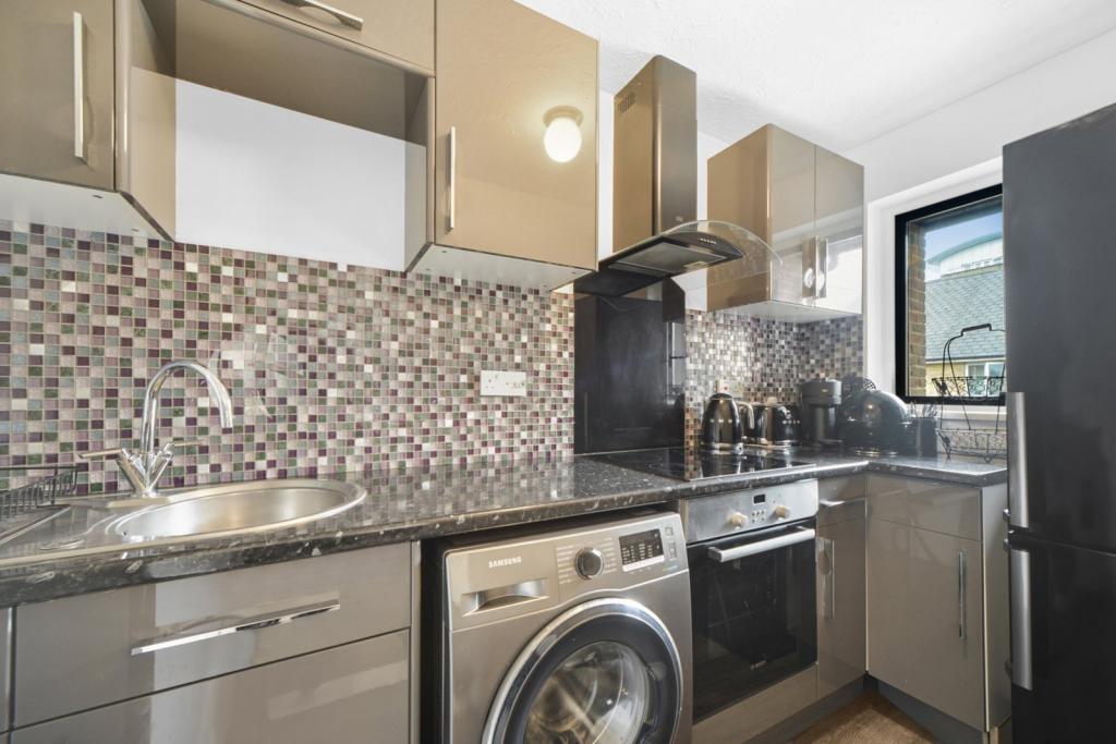 Manchester Road, Isle of Dogs, London, E14 – 1 Bedroom Apartment for Sale – £350,000