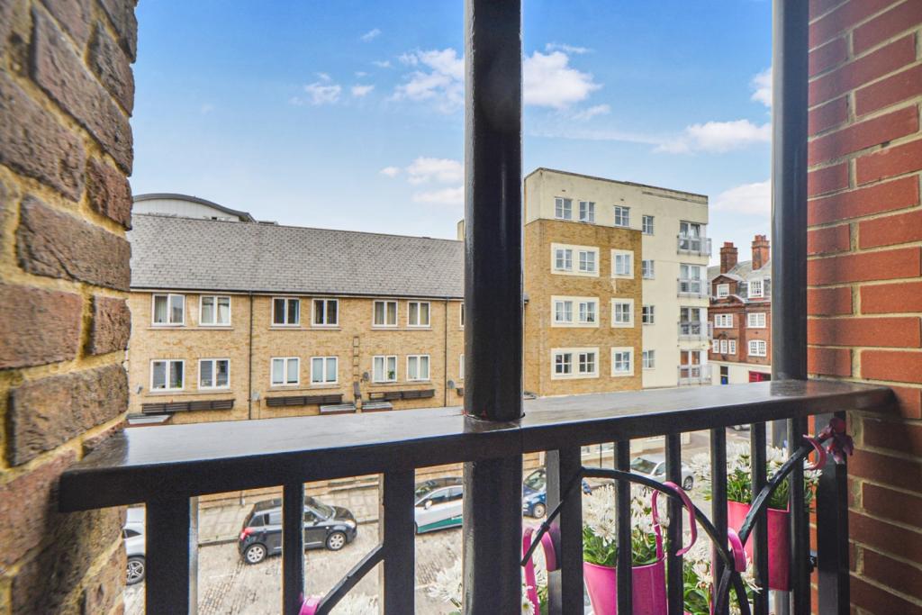 Manchester Road, Isle of Dogs, London, E14 – 1 Bedroom Apartment for Sale – £350,000