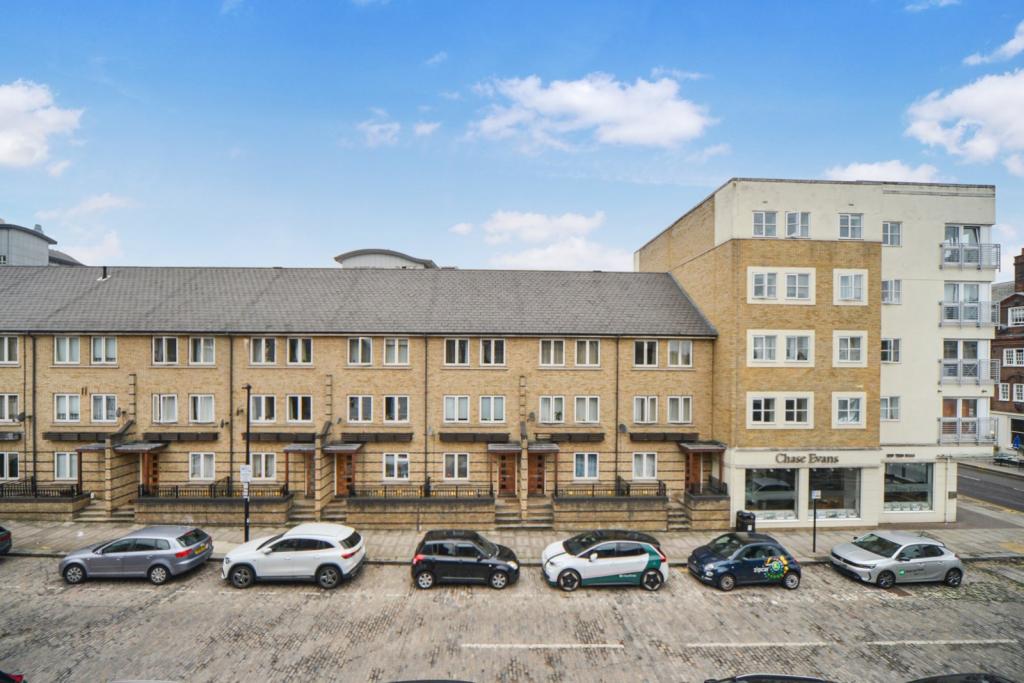 Manchester Road, Isle of Dogs, London, E14 – 1 Bedroom Apartment for Sale – £350,000