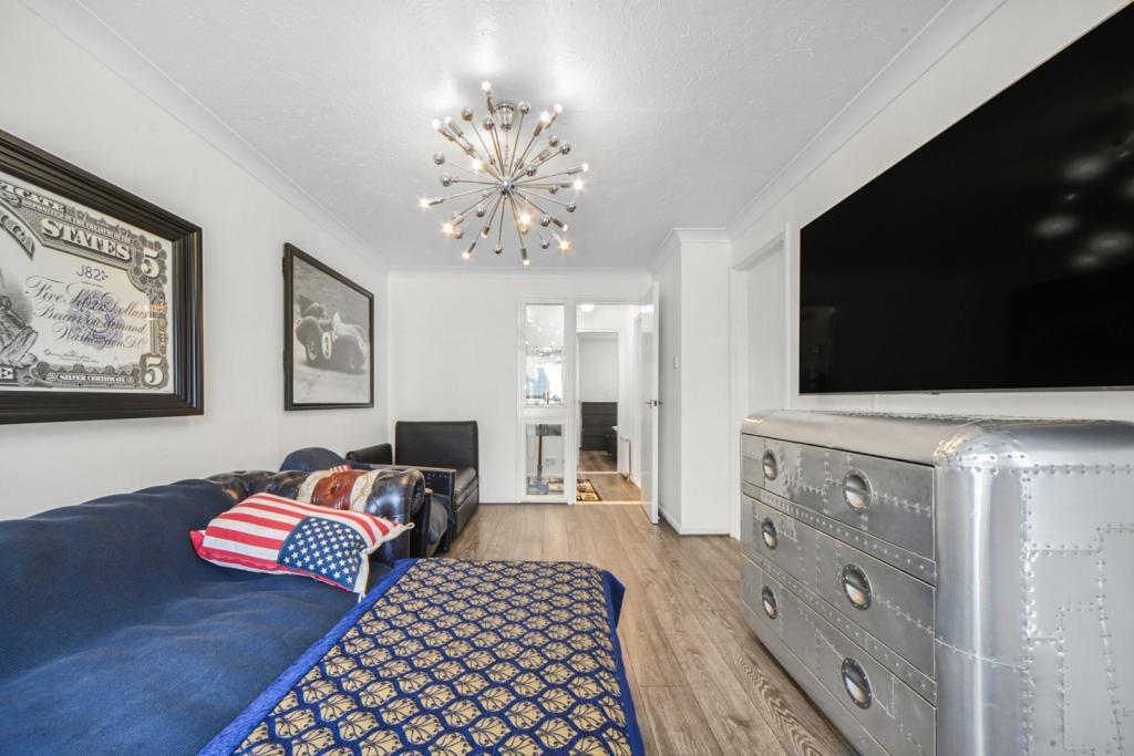 Manchester Road, Isle of Dogs, London, E14 – 1 Bedroom Apartment for Sale – £350,000