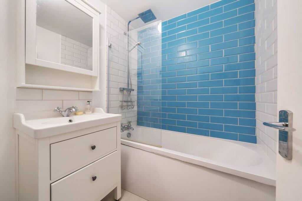 Three-bedroom flat within Perronet House
