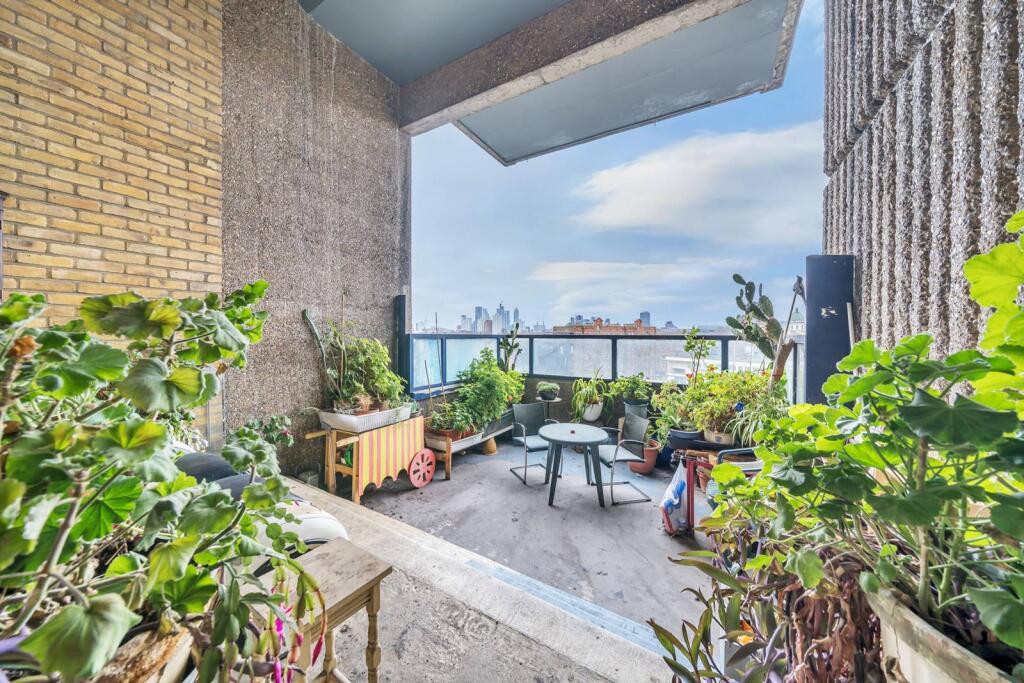Three-bedroom flat within Perronet House