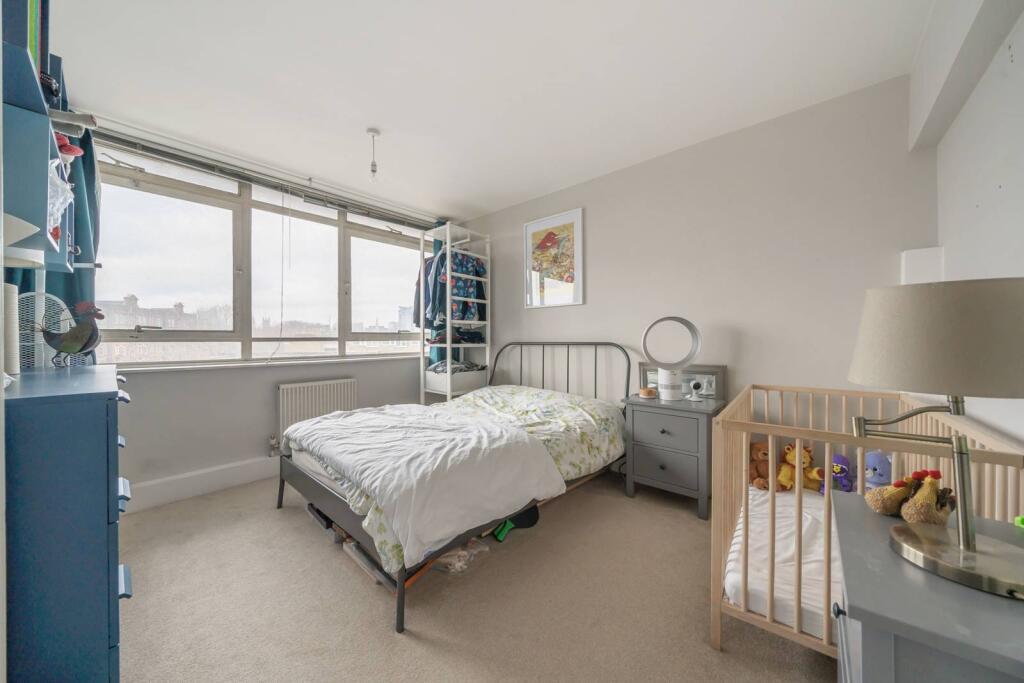 Three-bedroom flat within Perronet House