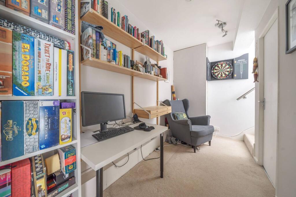 Three-bedroom flat within Perronet House