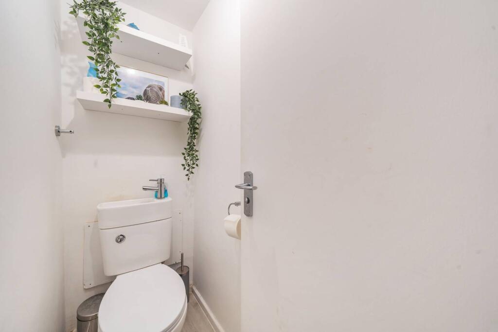Three-bedroom flat within Perronet House