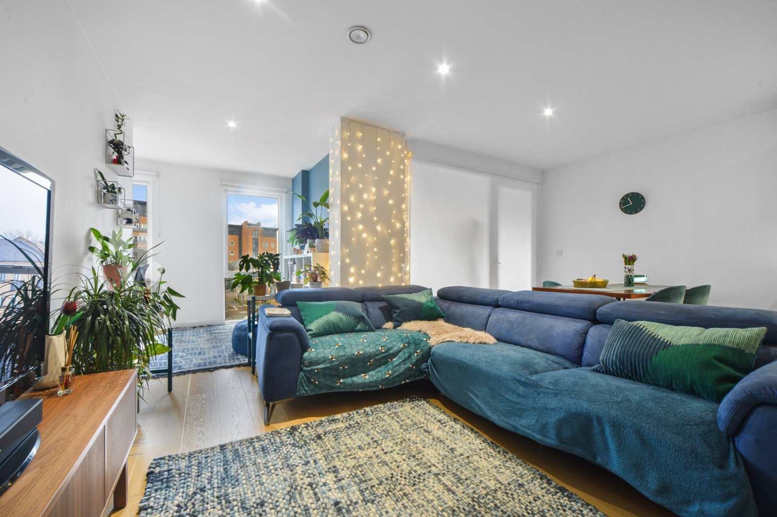 Westferry Road, Isle of Dogs, London, E14 – 3 Bedroom Property for Sale – £300,000