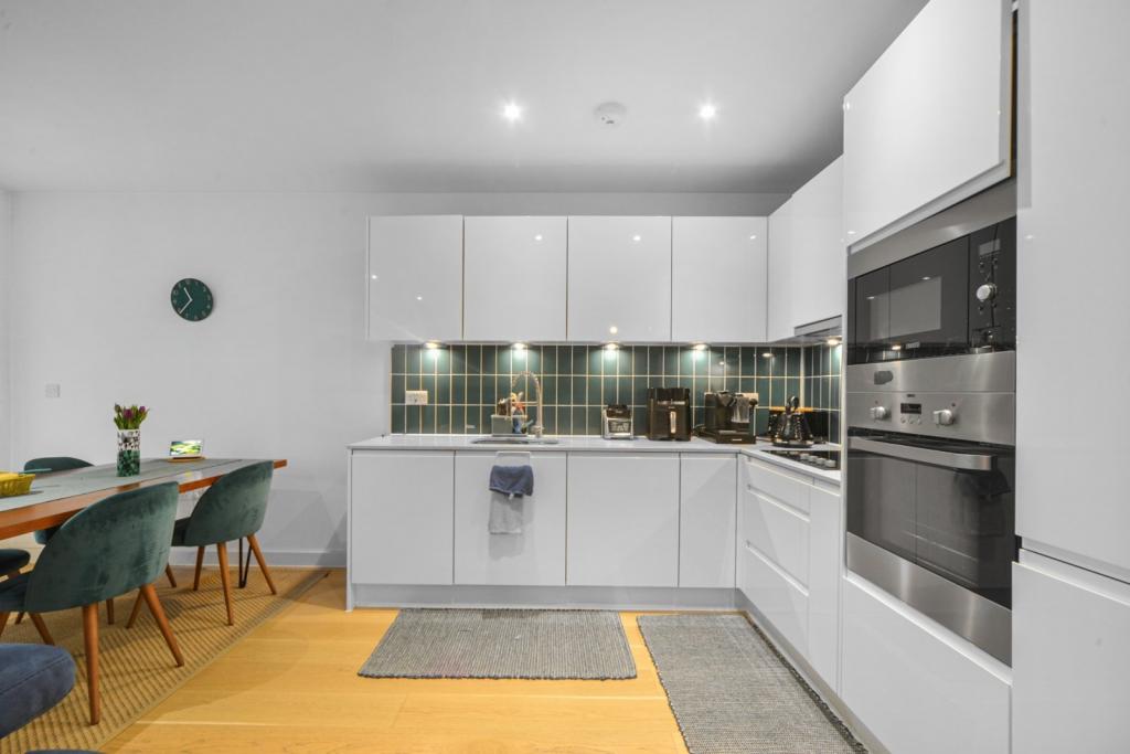 Westferry Road, Isle of Dogs, London, E14 – 3 Bedroom Property for Sale – £300,000