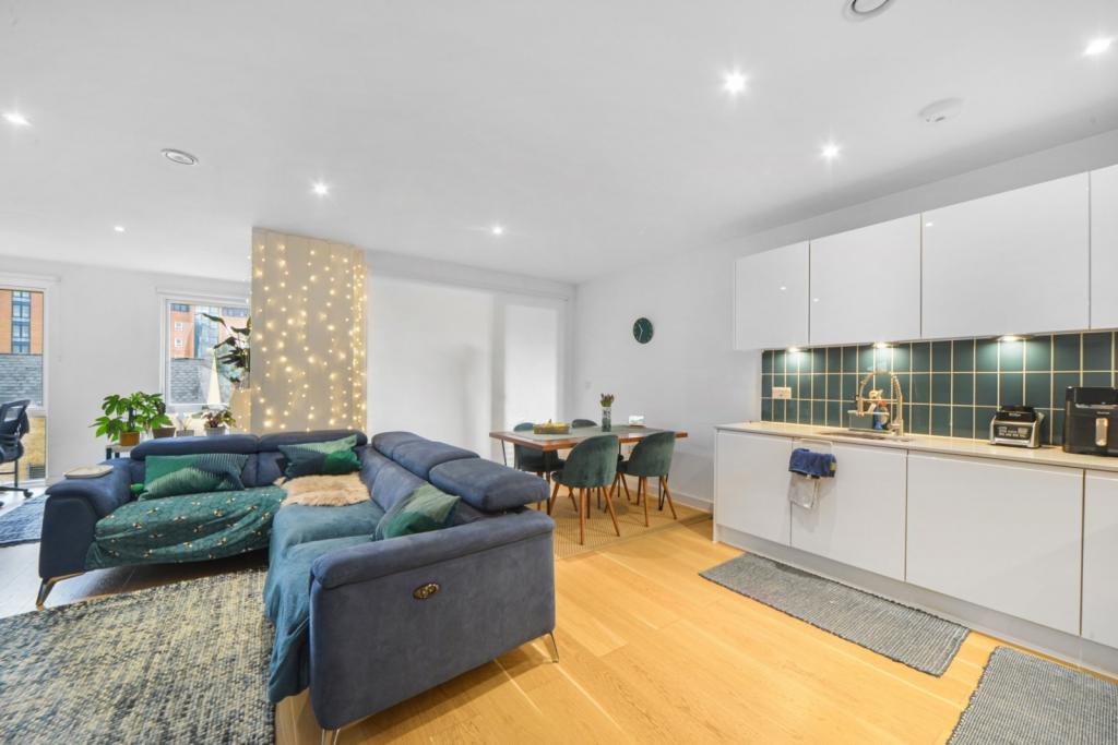 Westferry Road, Isle of Dogs, London, E14 – 3 Bedroom Property for Sale – £300,000