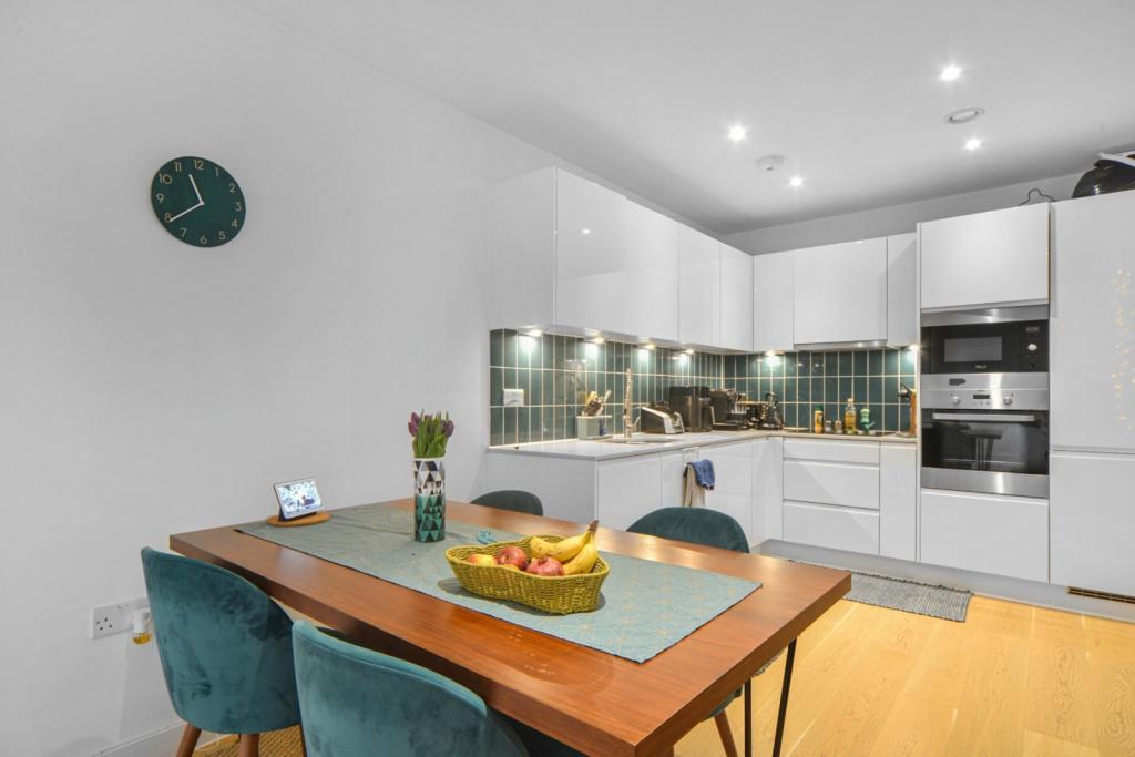 Westferry Road, Isle of Dogs, London, E14 – 3 Bedroom Property for Sale – £300,000