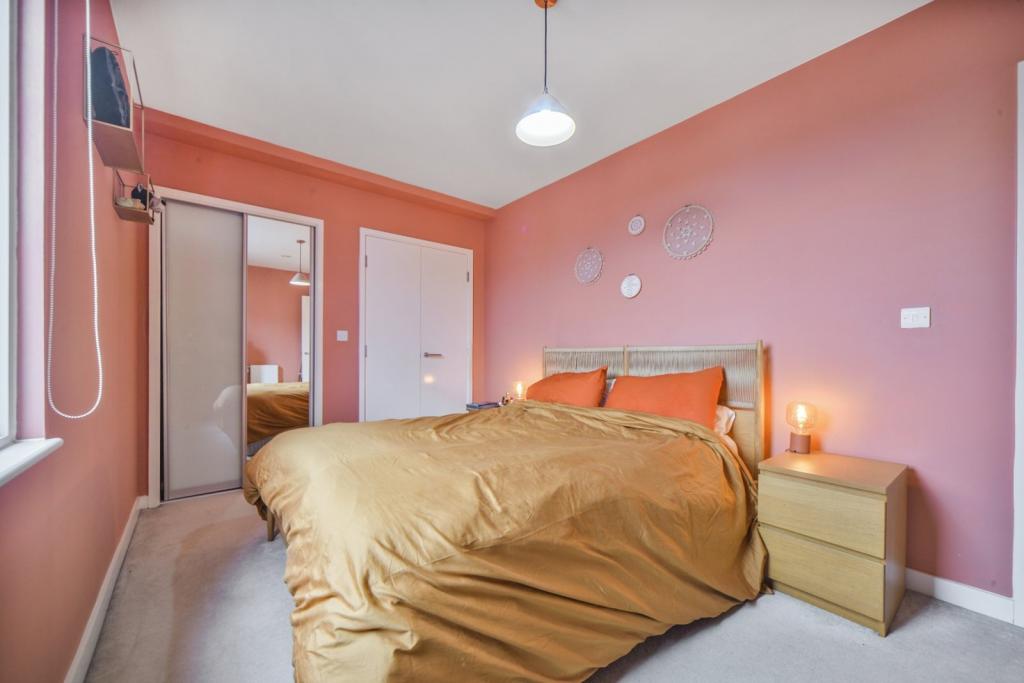 Westferry Road, Isle of Dogs, London, E14 – 3 Bedroom Property for Sale – £300,000