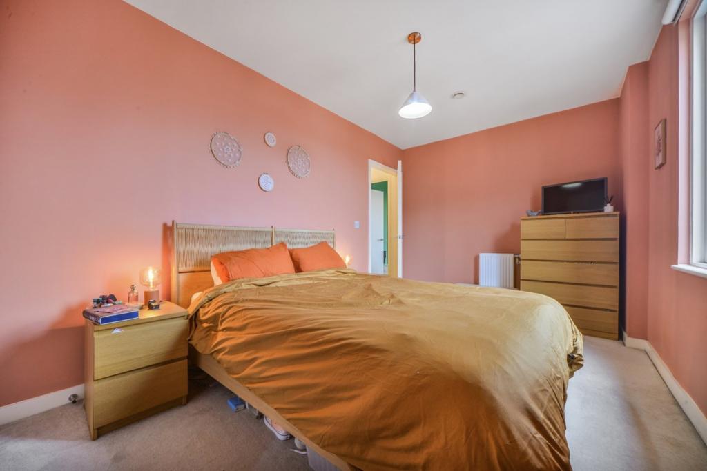 Westferry Road, Isle of Dogs, London, E14 – 3 Bedroom Property for Sale – £300,000