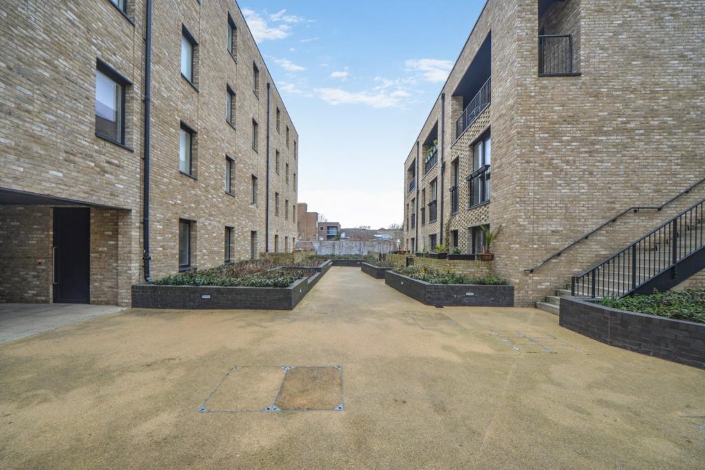 Westferry Road, Isle of Dogs, London, E14 – 3 Bedroom Property for Sale – £300,000