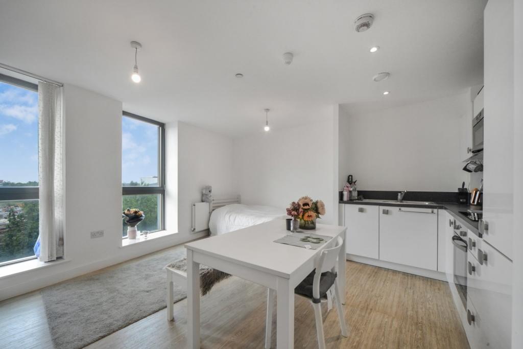 One Bedroom Apartment for Sale – 569 sq ft – £290,000 – Waterside Park, London E16