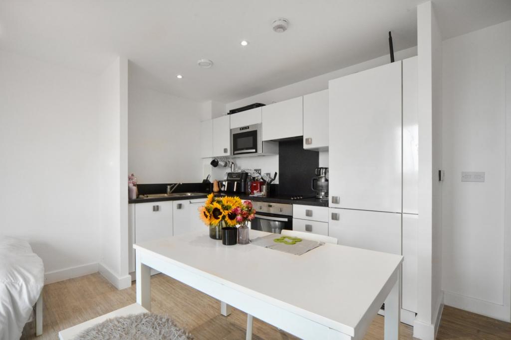 One Bedroom Apartment for Sale – 569 sq ft – £290,000 – Waterside Park, London E16