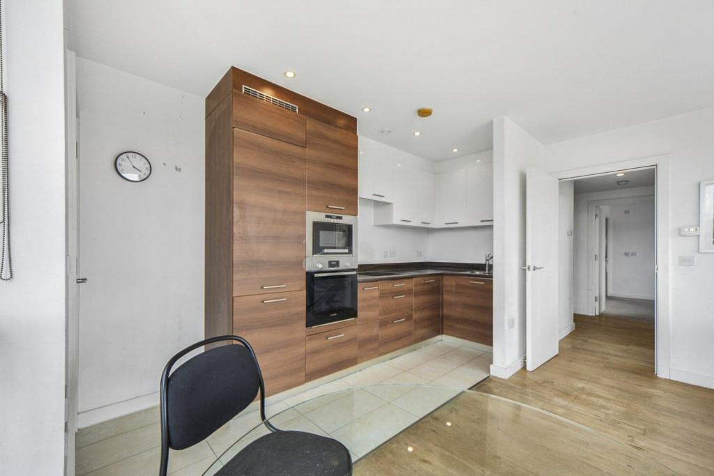 Forge Square, Isle of Dogs, London, E14 – 2 Bedroom Apartment for Sale – £505,000