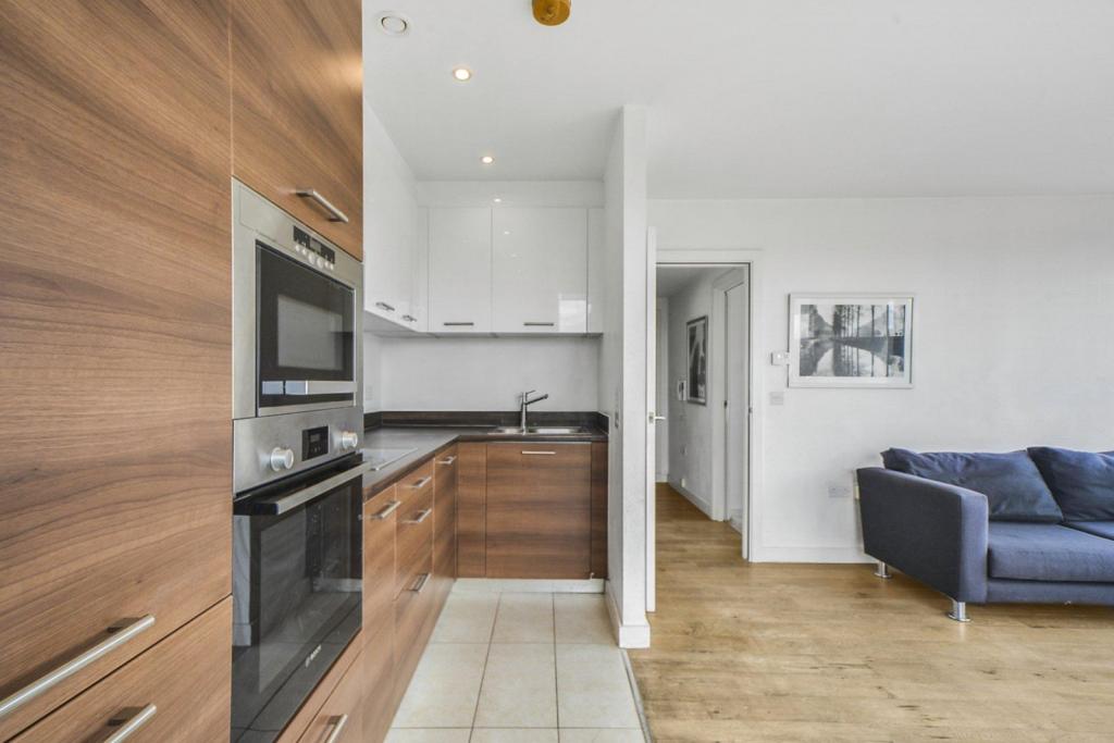Forge Square, Isle of Dogs, London, E14 – 2 Bedroom Apartment for Sale – £505,000