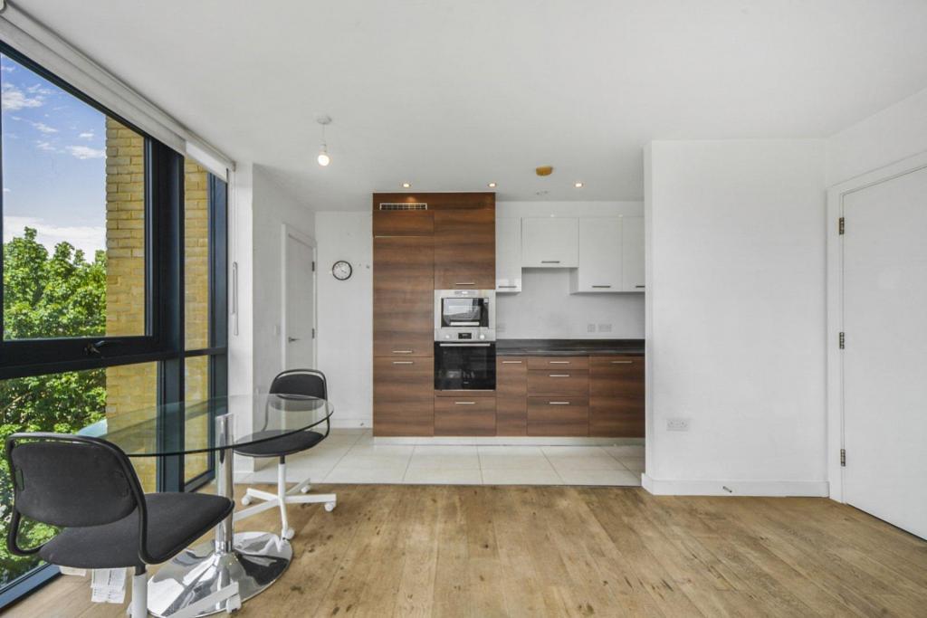 Forge Square, Isle of Dogs, London, E14 – 2 Bedroom Apartment for Sale – £505,000
