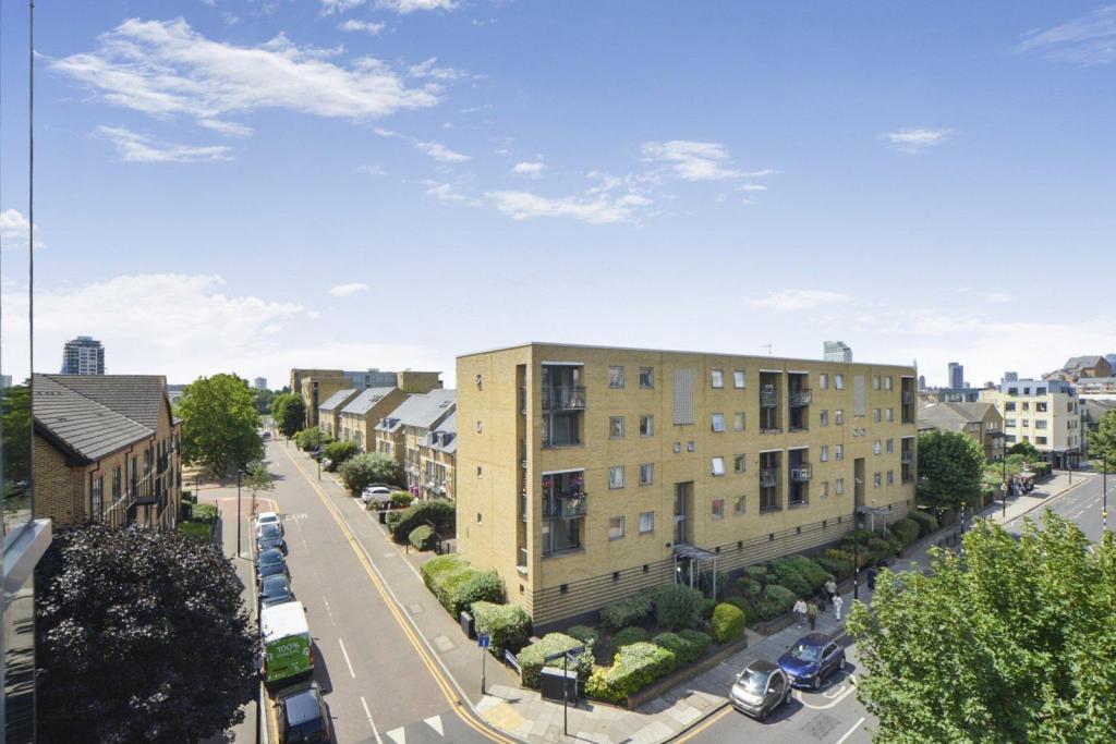 Forge Square, Isle of Dogs, London, E14 – 2 Bedroom Apartment for Sale – £505,000