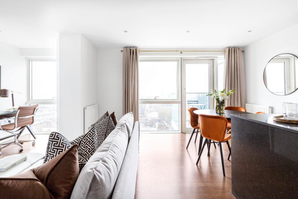 Whitechapel High Street – 1 Bedroom Apartment For Sale – Guide Price £500,000