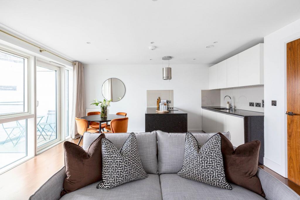 Whitechapel High Street – 1 Bedroom Apartment For Sale – Guide Price £500,000