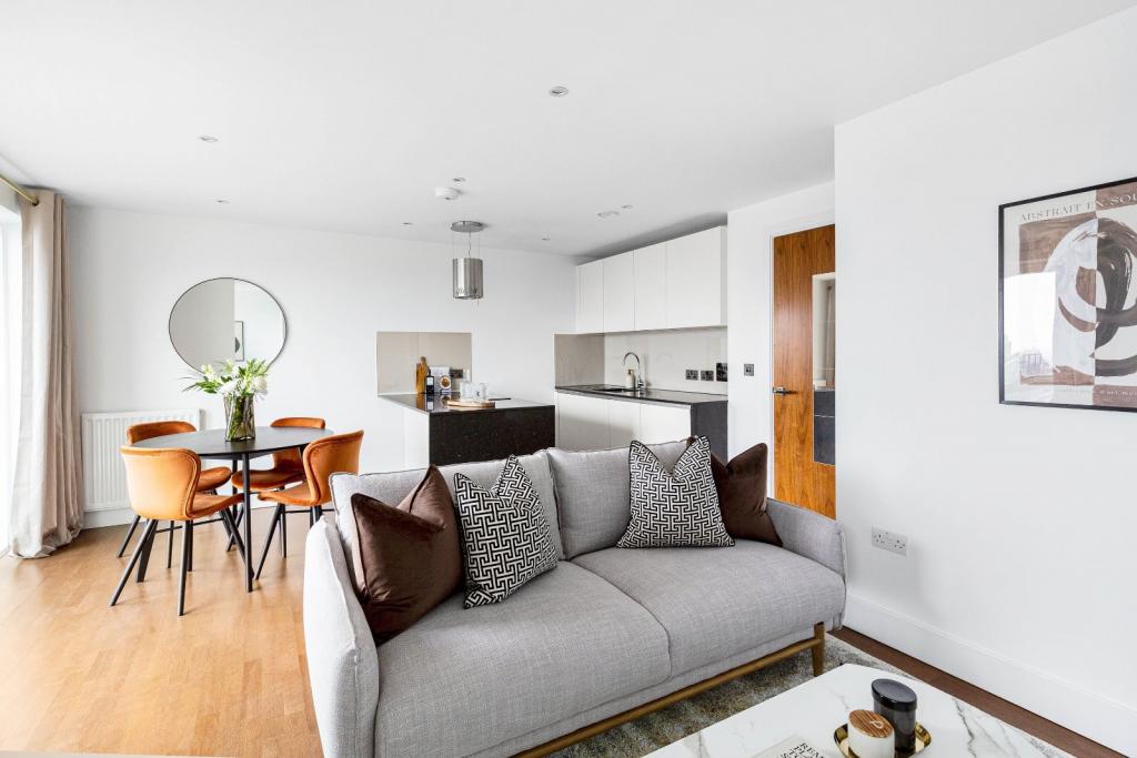 Whitechapel High Street – 1 Bedroom Apartment For Sale – Guide Price £500,000