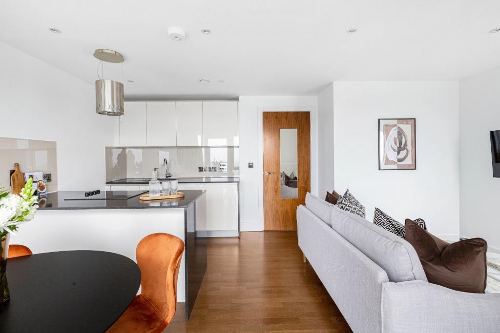 Whitechapel High Street – 1 Bedroom Apartment For Sale – Guide Price £500,000
