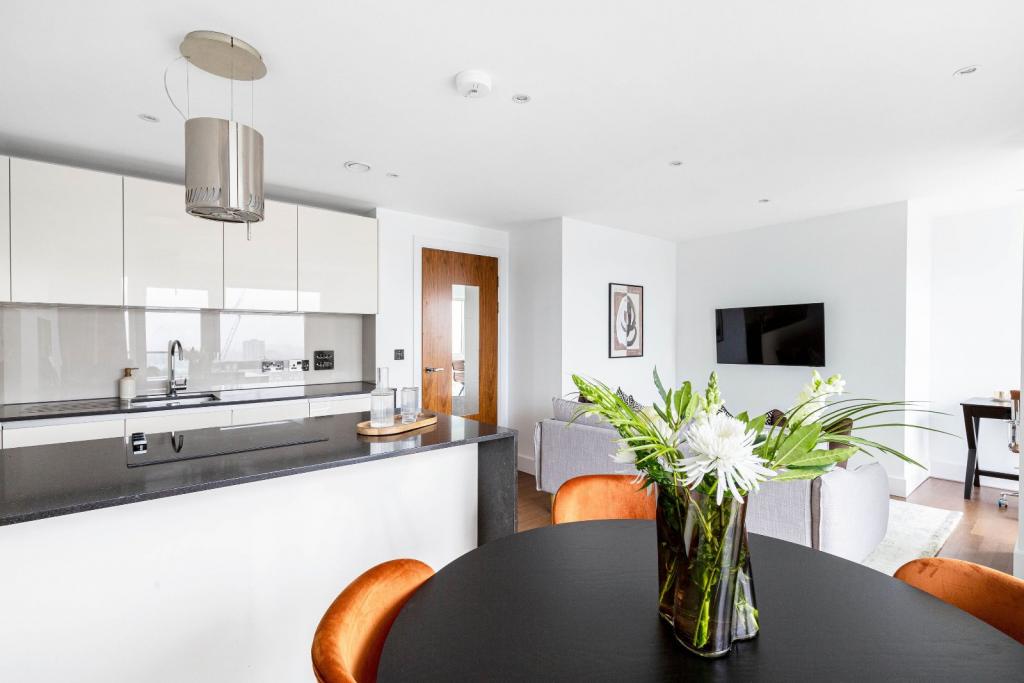 Whitechapel High Street – 1 Bedroom Apartment For Sale – Guide Price £500,000