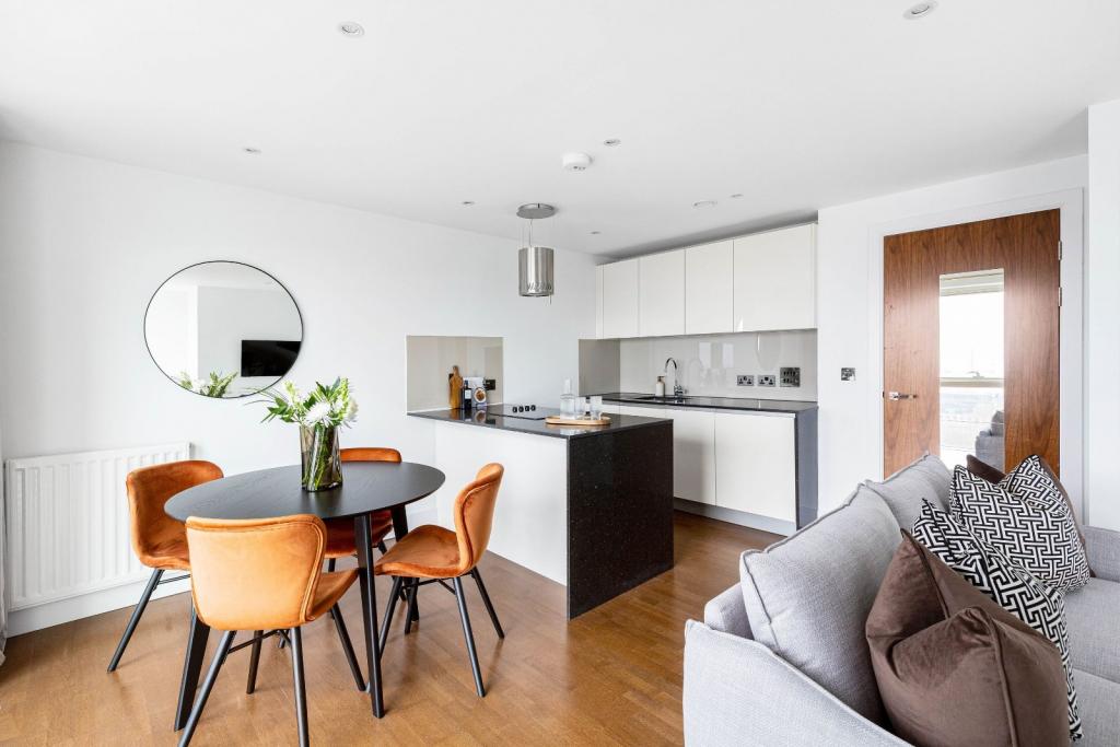 Whitechapel High Street – 1 Bedroom Apartment For Sale – Guide Price £500,000
