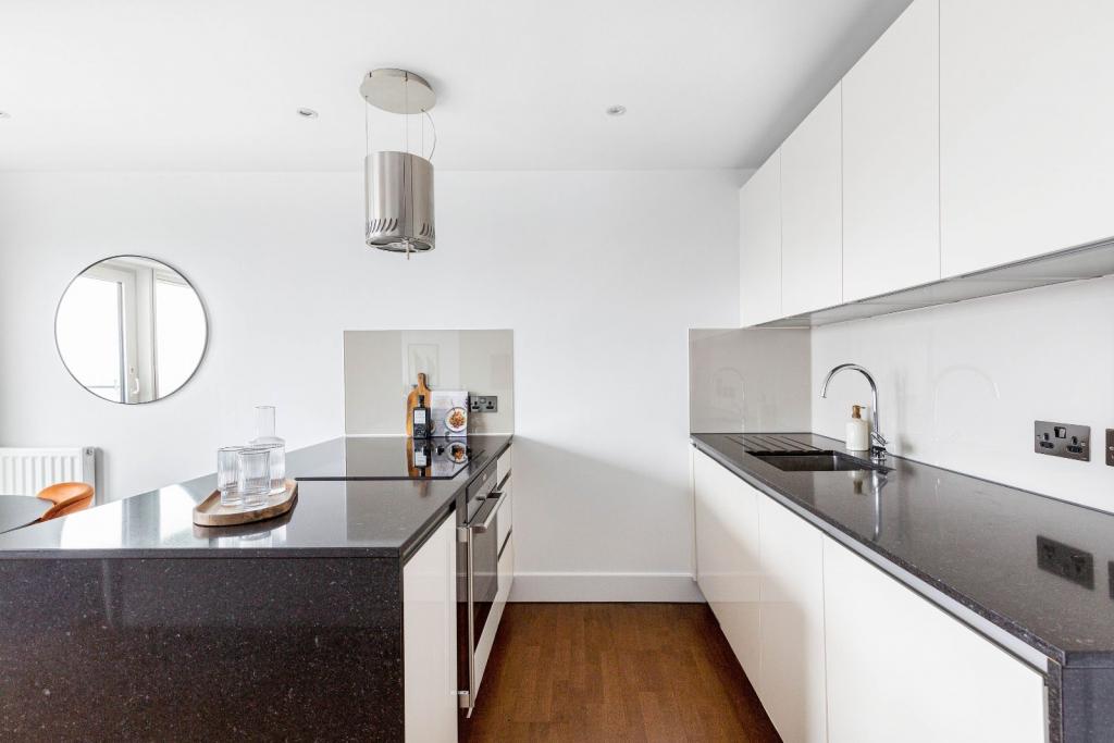 Whitechapel High Street – 1 Bedroom Apartment For Sale – Guide Price £500,000