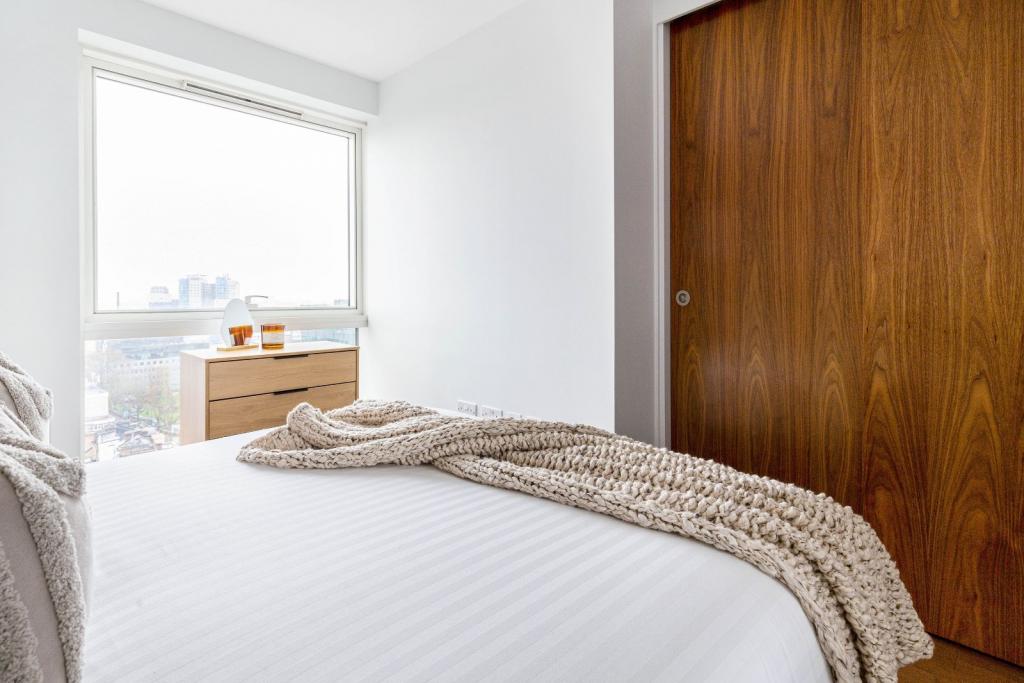 Whitechapel High Street – 1 Bedroom Apartment For Sale – Guide Price £500,000