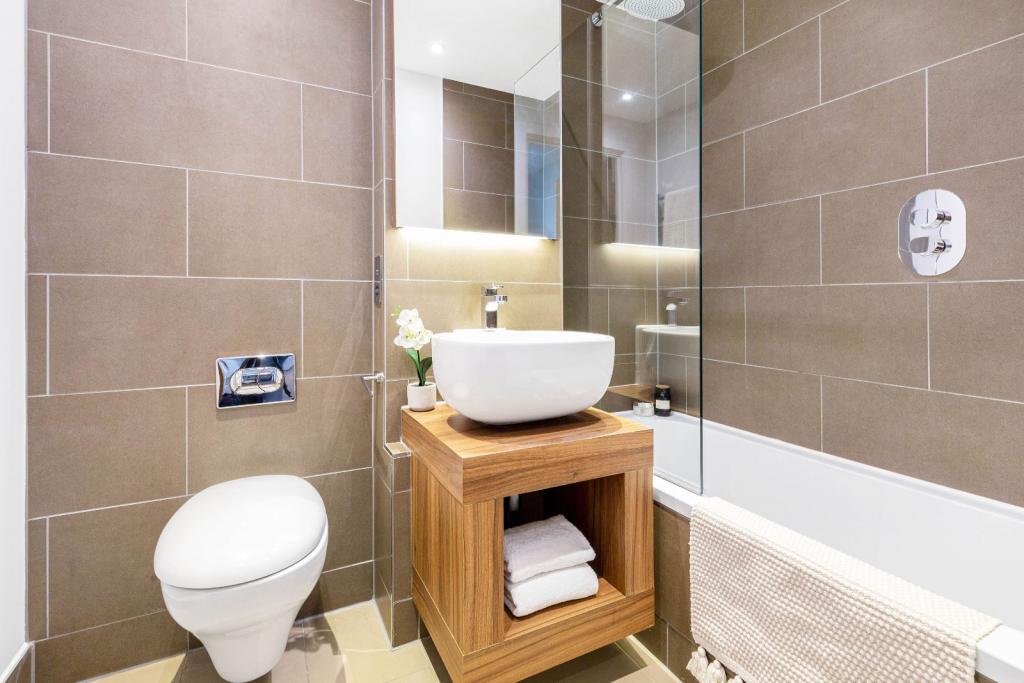 Whitechapel High Street – 1 Bedroom Apartment For Sale – Guide Price £500,000
