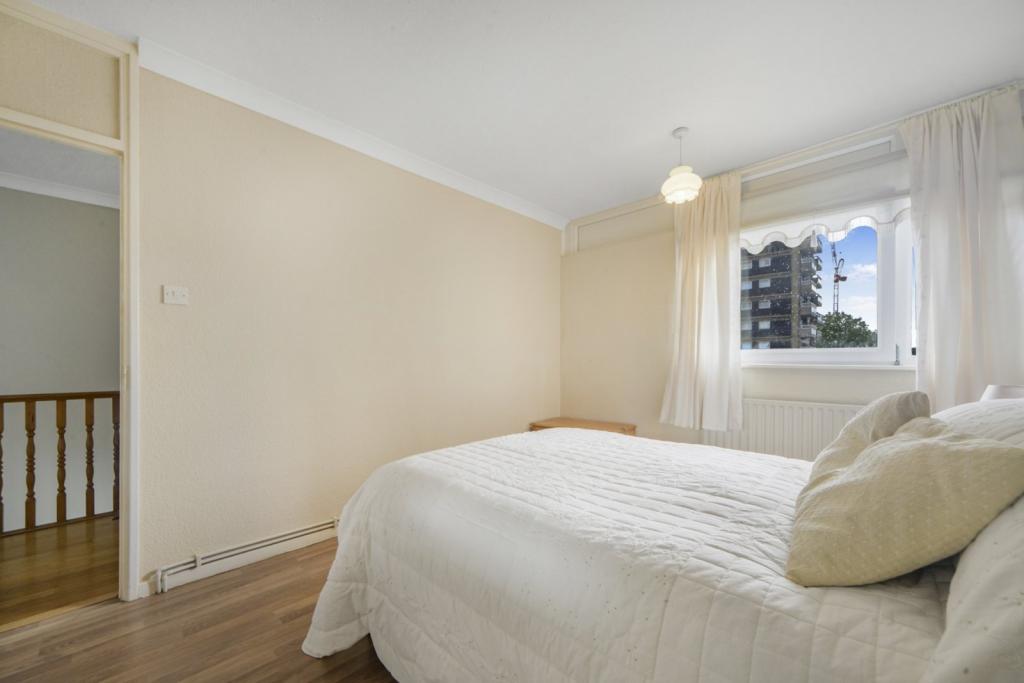 Cable Street, London, E1 – 3 Bedroom Apartment for Sale – £399,990 Guide Price