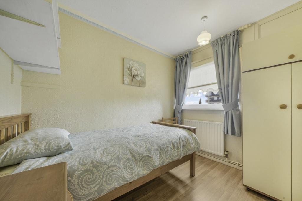 Cable Street, London, E1 – 3 Bedroom Apartment for Sale – £399,990 Guide Price