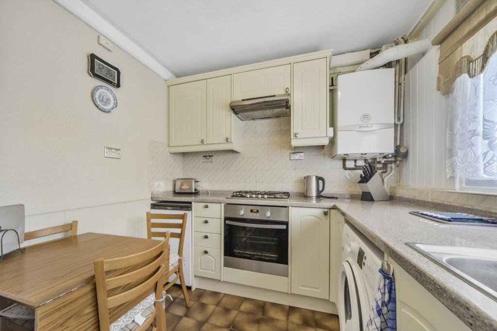 Cable Street, London, E1 – 3 Bedroom Apartment for Sale – £399,990 Guide Price