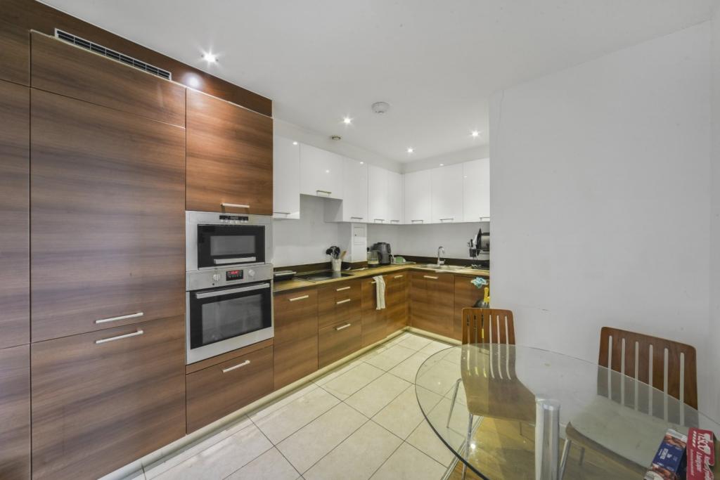 Spacious 3-Bedroom Apartment with Balcony – Secure Gated Development, Isle of Dogs, E14 – £600,000