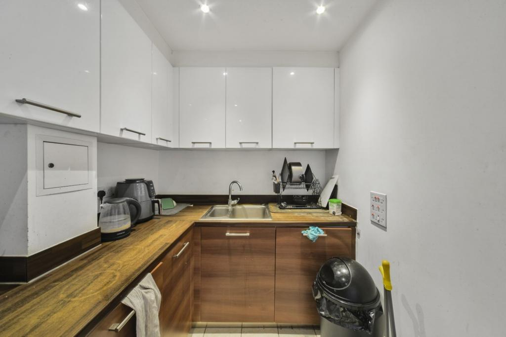 Spacious 3-Bedroom Apartment with Balcony – Secure Gated Development, Isle of Dogs, E14 – £600,000