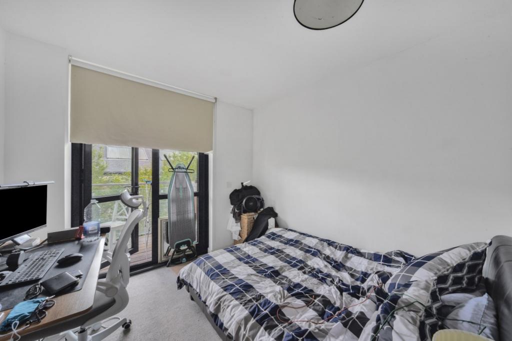 Spacious 3-Bedroom Apartment with Balcony – Secure Gated Development, Isle of Dogs, E14 – £600,000