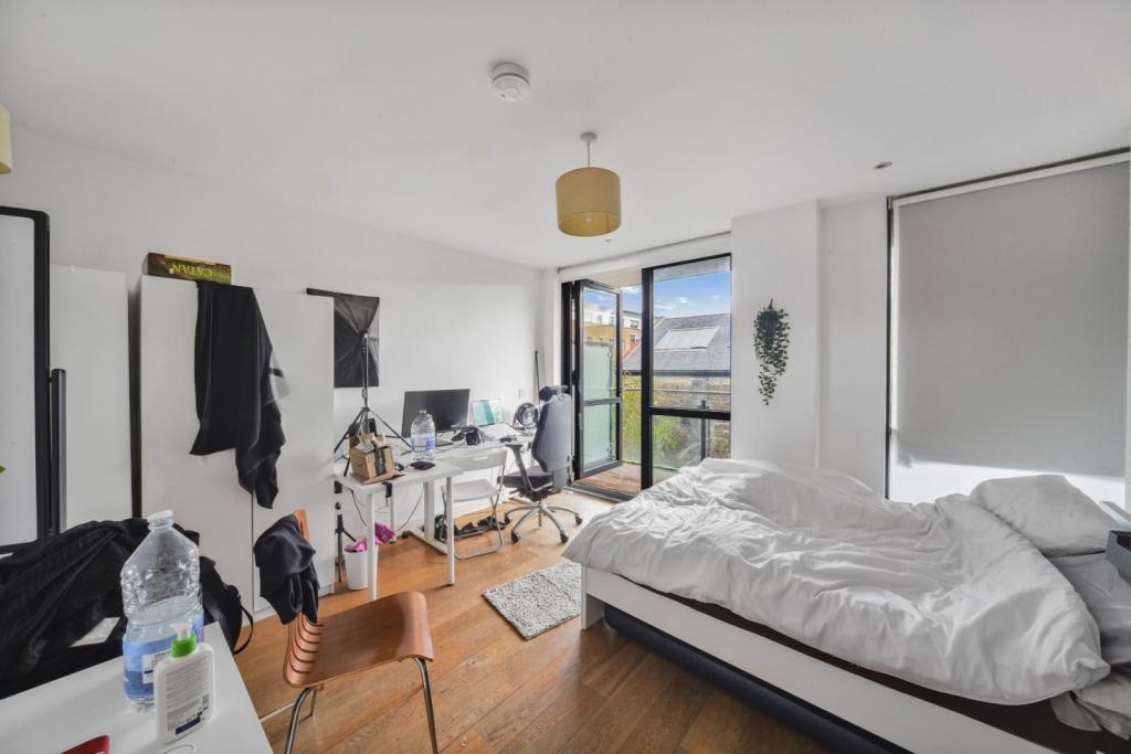 Spacious 3-Bedroom Apartment with Balcony – Secure Gated Development, Isle of Dogs, E14 – £600,000