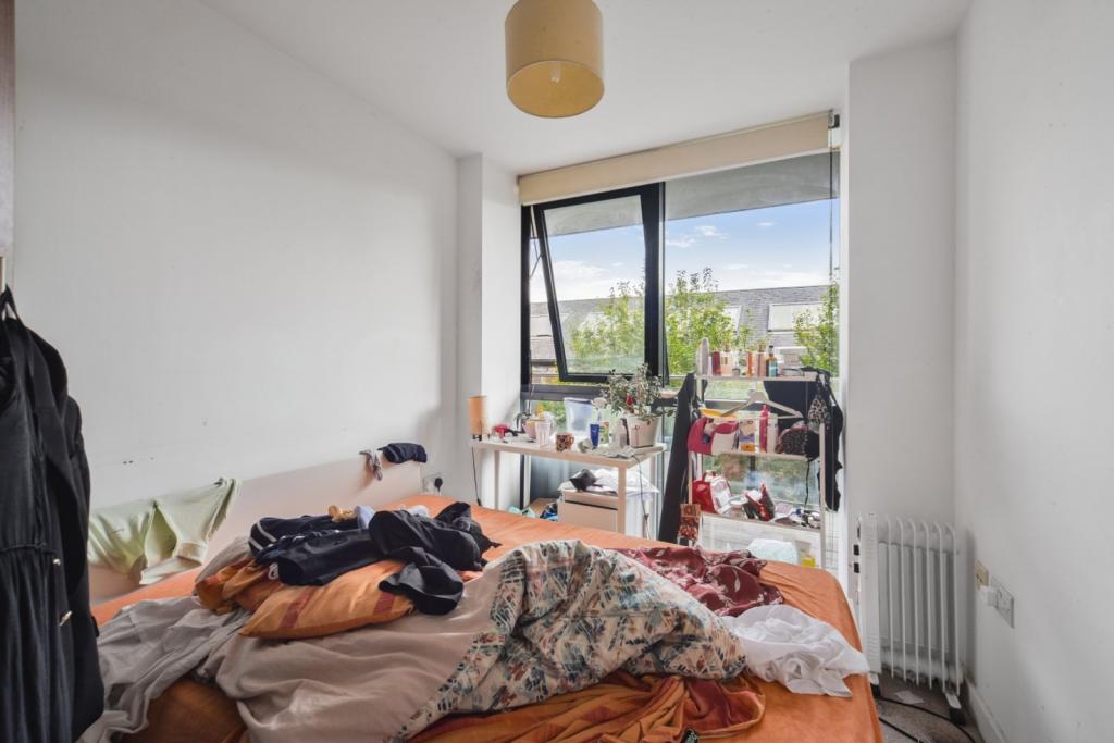 Spacious 3-Bedroom Apartment with Balcony – Secure Gated Development, Isle of Dogs, E14 – £600,000